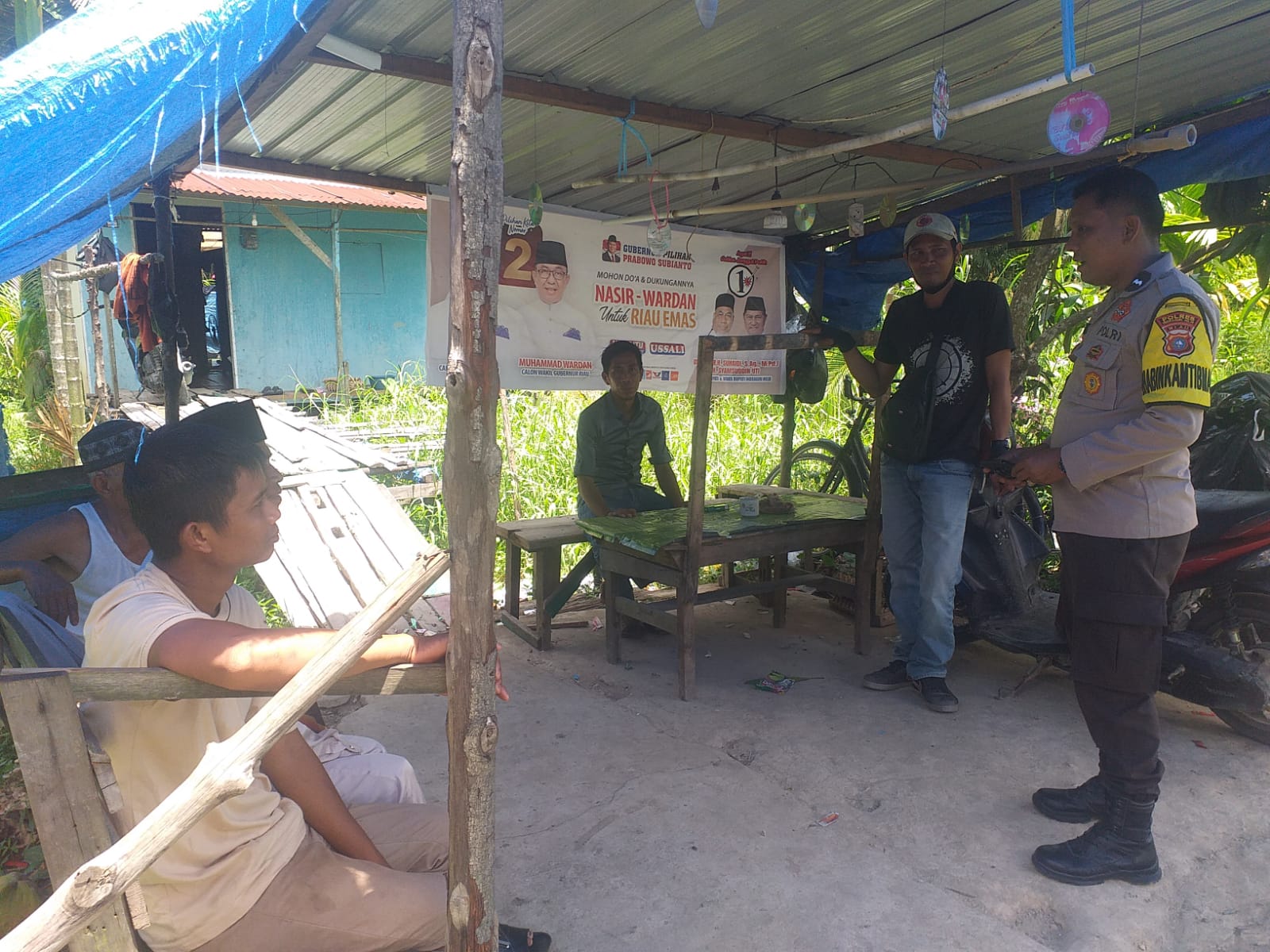 Sambangi Warga Binaan, Bhabinkamtibmas Desa Sanglar beri Imbauan Pilkada Damai